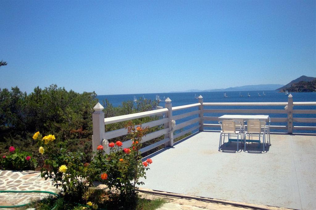 Kavos Bay Seafront Hotel Agia Marina  Buitenkant foto